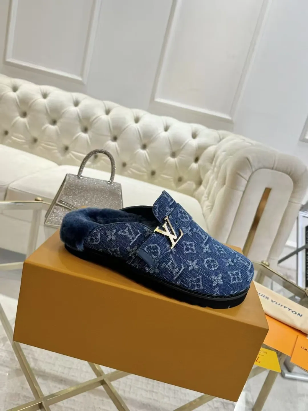 p600✨ LV Couple’s Wool Slippers｜Full of high-end feel, the soles of your feet are luxurious✨ We have achieved the ultimate restoration of the "higher version" of this pair of LV classic toe-toe slippers! 👫💫 🌟 The core advantages are clear at a glance: ✔️ Original jacquard + cowhide fabric, delicate texture, high-end at first glance; ✔️ 280% pure wool lining, wearing barefoot is like stepping on clouds ☁️, soft and skin-friendly and not sweaty; ✔️ Non-slip rubber bottom + three-dimensional toe design, super stable for walking, fashionable and practical!  👀 Must-have attention to detail: Belt buckle + classic LV presbyopic elements, revealing the aura of a big-name brand in a low-key manner ~ Whether it is a couple dating or a trip with besties, both of them are the focus when they go out👟💖 ✨ Easily match the wardrobe: jeans + sweaters, lazy and casual style ✔️ Coat + skirt, refined and elegant ✔️ One pair of shoes can handle a variety of styles, and the sense of luxury is never artificial ~ #LV slippers #couple outfit #High-End Customization #Quality Shoes Recommendation Fabric: Yangjing/classic jacquard fabric Lining: Imported wool lining Sole: Original rubber sole Size: Female 35-41 Male 38-46